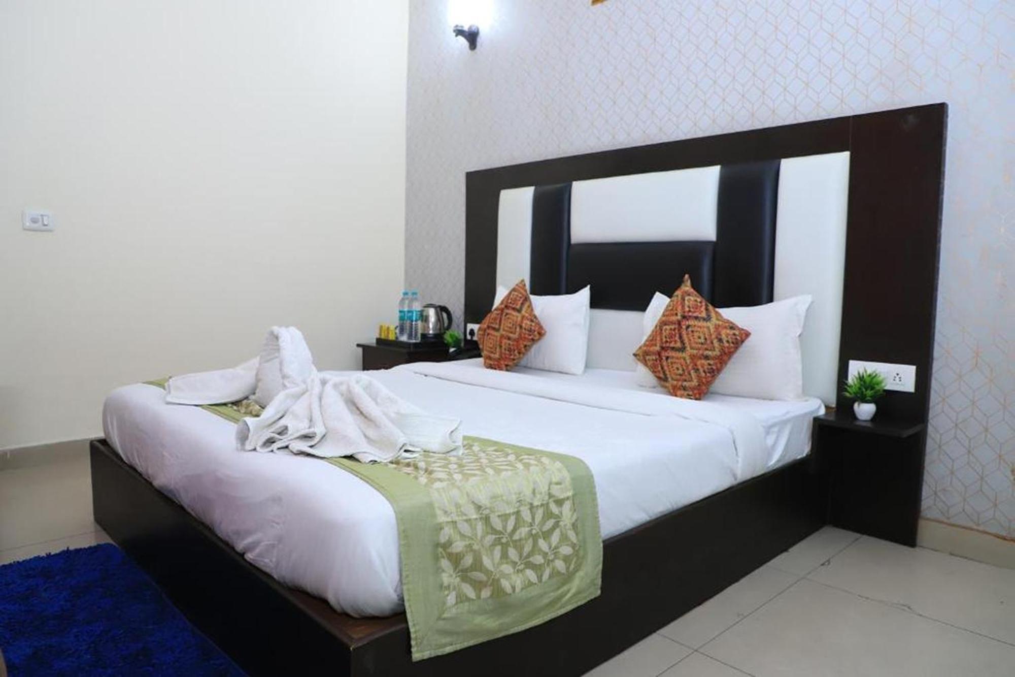 Hotel Global Inn By Quality Inn Ню Делхи Екстериор снимка