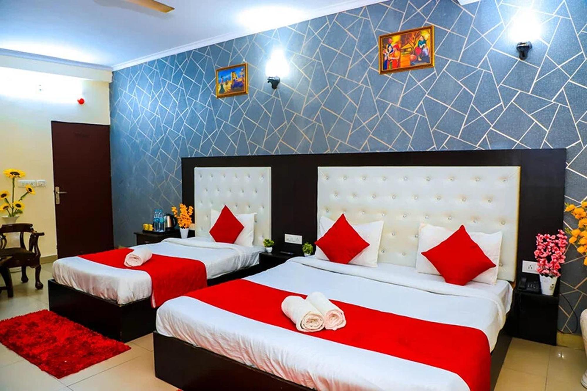 Hotel Global Inn By Quality Inn Ню Делхи Екстериор снимка