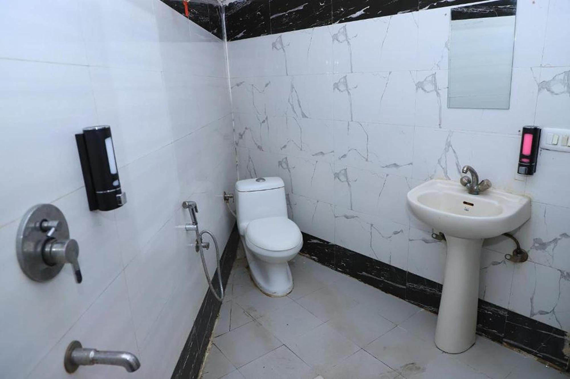 Hotel Global Inn By Quality Inn Ню Делхи Екстериор снимка