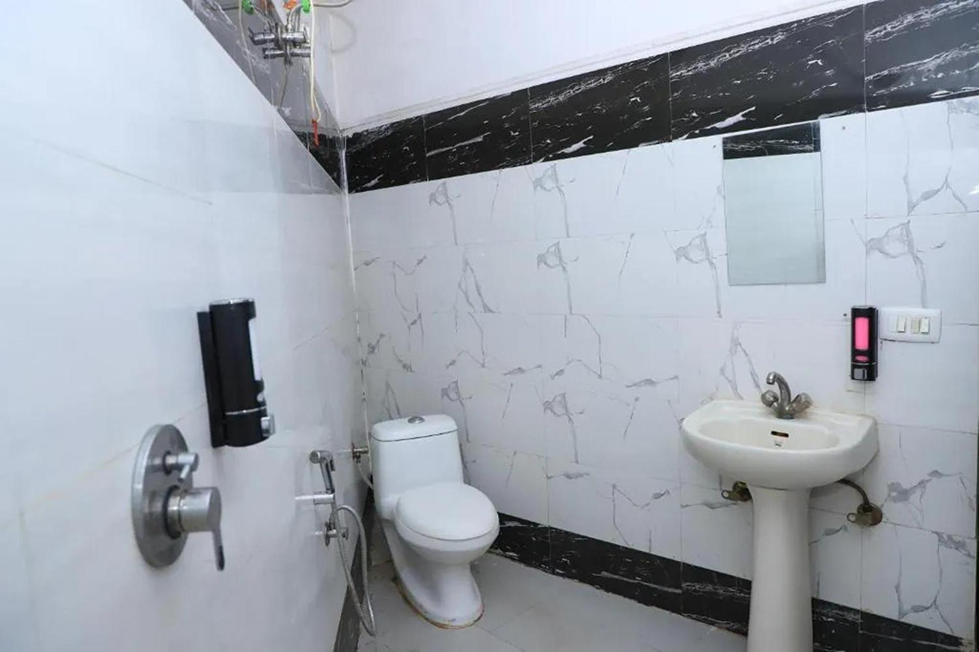Hotel Global Inn By Quality Inn Ню Делхи Екстериор снимка