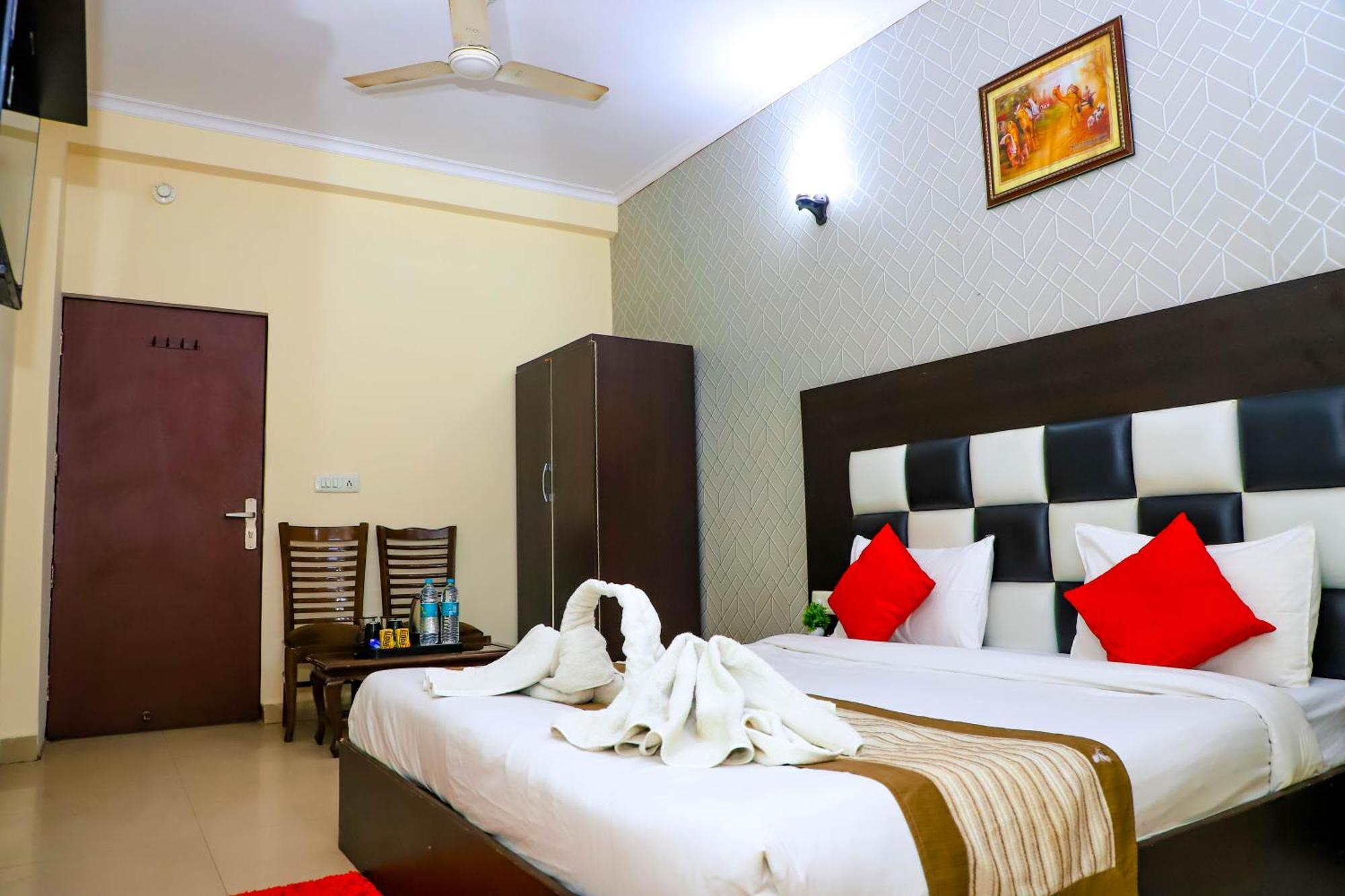 Hotel Global Inn By Quality Inn Ню Делхи Екстериор снимка