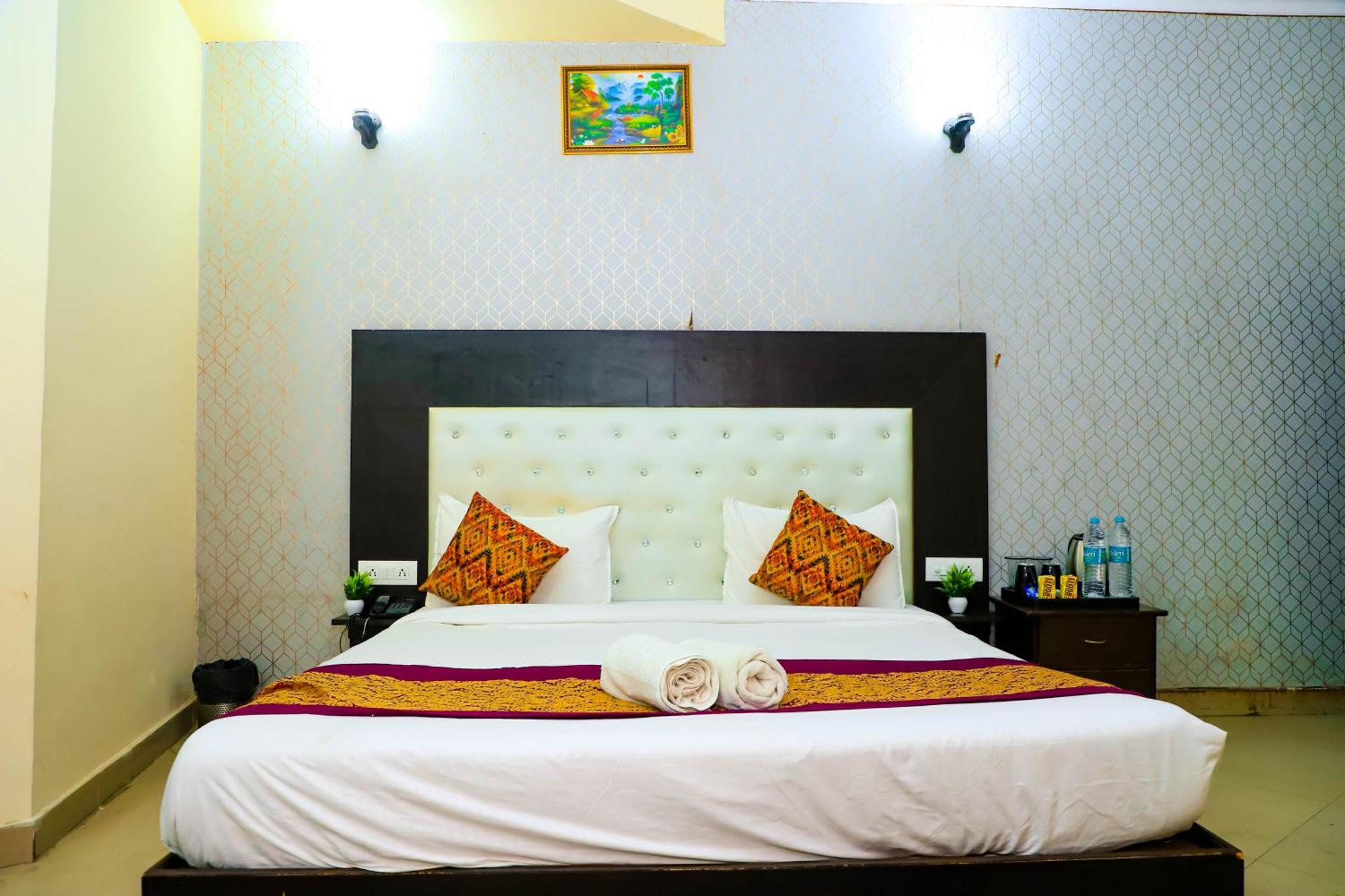 Hotel Global Inn By Quality Inn Ню Делхи Екстериор снимка